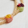 Halskette Petit four, Nahaufnahme der Kunststoff-Miniaturen vorn