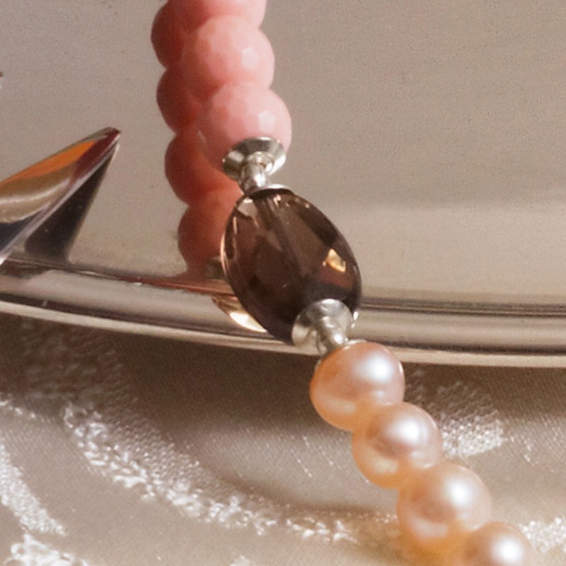 Schmuck-Set Smoked Salmon, Nahaufnahme der Korallen-, Rauchquarz- und Zuchtperlen