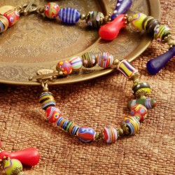Schmuck-Set Kiffa, Nahaufnahme des Armbands aus Glaspulverperlen und bronzefarbenem Metall