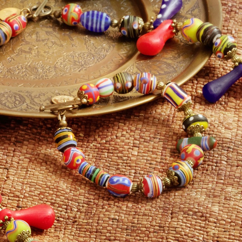 Schmuck-Set Kiffa, Nahaufnahme des Armbands aus Glaspulverperlen und bronzefarbenem Metall