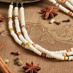 Halskette Makeda, Detailansicht der Knochenperlen, Achat- und Muschelkugeln links