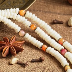 Halskette Makeda, Nahaufnahme der Knochenperlen, Achat- und Muschelkugeln rechts