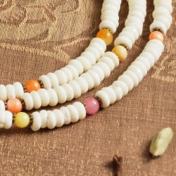 Halskette Makeda, Nahaufnahme der Knochenperlen, Achat- und Muschelkugeln vorn