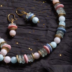 Schmuck-Set Lualeni, Detailansicht der Halskette vorn und der Ohrringe