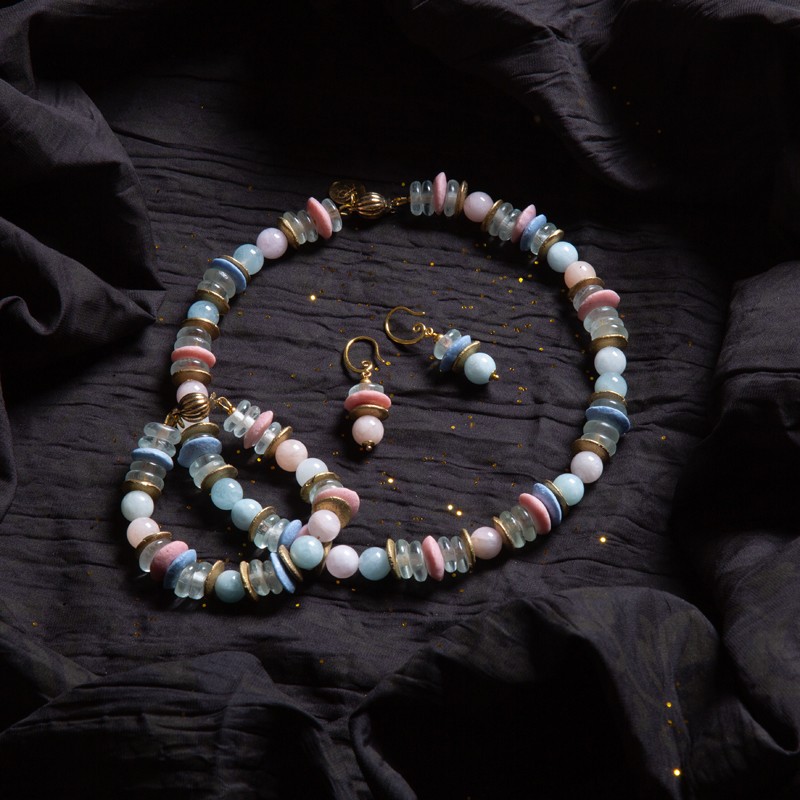 Schmuck-Set Lualeni, Gesamtansicht von Halskette, Armband und Ohrringen