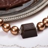Schmuck-Set Mon Chéri, Nahaufnahme der Mon Chéri-Praline aus Kunststoff