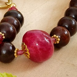 Schmuck-Set Himbeergeist, Nahaufnahme von Rosenholz- und Achatperlen Schmuck-Set Himbeergeist, Nahaufnahme von Rosenholz- und Achatperlen