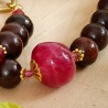 Schmuck-Set Himbeergeist, Nahaufnahme von Rosenholz- und Achatperlen