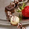 Halskette Süße Verführung, Nahaufnahme der Kunststoff-Pralinen und Muschelkernperlen links