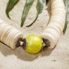 Schmuck-Set Kokos und Limette, Nahaufnahme der Capizmuschel-Kugel im Zentrum der Halskette