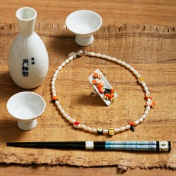 Schmuck-Set I love Sushi, Gesamtansicht von Halskette und Fingerring Schmuck-Set I love Sushi, Gesamtansicht von Halskette und Fingerring