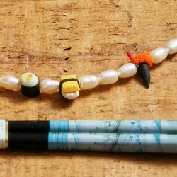 Schmuck-Set I love Sushi, Nahaufnahme der Sushi-Teilchen und Zuchtperlen vorn Schmuck-Set I love Sushi, Nahaufnahme der Sushi-Teilchen und Zuchtperlen vorn