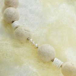 Halskette Weiße Wolke, Detailansicht der Filzkugeln, Mink-Muscheln und Zuchtperlen links Halskette Weiße Wolke, Detailansicht der Filzkugeln, Mink-Muscheln und Zuchtperlen links