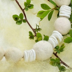 Halskette Weiße Wolke, Detailansicht der Filzkugeln und Mink-Muscheln vorn Halskette Weiße Wolke, Detailansicht der Filzkugeln und Mink-Muscheln vorn