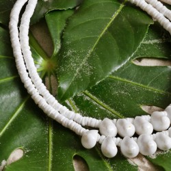 Halskette Maui no ka oi, Detailansicht der Muschelscheiben und Schneckenhäuser links Halskette Maui no ka oi, Detailansicht der Muschelscheiben und Schneckenhäuser links