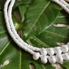 Halskette Maui no ka oi, Detailansicht der Muschelscheiben und Schneckenhäuser links