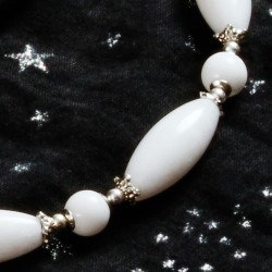 Schmuck-Set Milchstraße, Nahaufnahme der Milchstein-Perlen im Vorderteil der Kette Schmuck-Set Milchstraße, Nahaufnahme der Milchstein-Perlen im Vorderteil der Kette