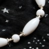 Schmuck-Set Milchstraße, Nahaufnahme der Milchstein-Perlen im Vorderteil der Kette