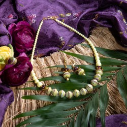 Schmuck-Set Ulani, Gesamtansicht von Halskette und Ohrringen Schmuck-Set Ulani, Gesamtansicht von Halskette und Ohrringen