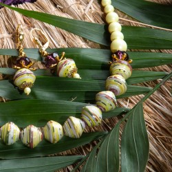 Schmuck-Set Ulani, Nahaufnahme von den Papierperlen im Vorderteil der Kette und den Ohrringen Schmuck-Set Ulani, Nahaufnahme von den Papierperlen im Vorderteil der Kette und den Ohrringen