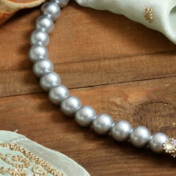 Halskette Silberschatz, Detailansicht der silbergrauen Muschelkernperlen links