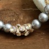 Halskette Silberschatz, Nahaufnahme der mit Glitzersteinen besetzten Metallelemente