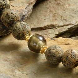 Schmuck-Set Merapi, Nahaufnahme der Perlen aus "Goldener Lava" und Muranoglas links