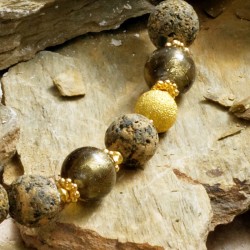 Schmuck-Set Merapi, Nahaufnahme der Perlen aus "Goldener Lava" und Muranoglas vorn rechts