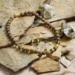 Schmuck-Set Merapi, Gesamtansicht von Halskette und Ohrringen aus "Goldener Lava" und Muranoglas