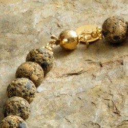 Schmuck-Set Merapi, Nahaufnahme der Perlen aus "Goldener Lava" und der vergoldeten Kugel-Steckschließe