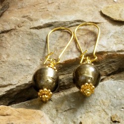 Schmuck-Set Merapi, Nahaufnahme der vergoldeten Ohrringe mit Anhängern aus Muranoglas