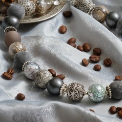 Halskette Melange, Detailansicht links (Leder, Metall, Horn, Achat, Holz, Papier, Polaris, Perlmutt, Sterlingsilber)