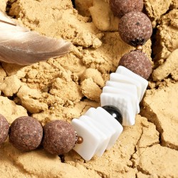 Schmuck-Set Rapa Nui, Nahaufnahme der Obsidiankugel nebst Muschelscheiben in der Halskette