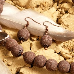 Schmuck-Set Rapa Nui, Nahaufnahme der Ohrringe aus Lavakugeln Schmuck-Set Rapa Nui, Nahaufnahme der Ohrringe aus Lavakugeln