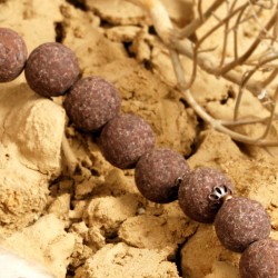 Schmuck-Set Rapa Nui, Nahaufnahme der Lavaperlen in der Halskette rechts Schmuck-Set Rapa Nui, Nahaufnahme der Lavaperlen in der Halskette rechts