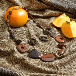 Schmuck-Set Diospyros, Gesamtansicht von Halskette und Ohrringen Schmuck-Set Diospyros, Gesamtansicht von Halskette und Ohrringen