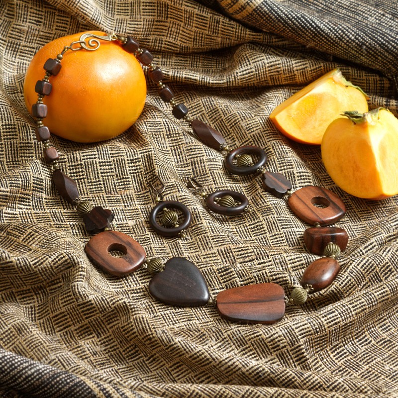 Schmuck-Set Diospyros, Gesamtansicht von Halskette und Ohrringen