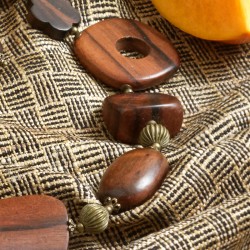 Schmuck-Set Diospyros, Nahaufnahme der Ebenholz- und Metallperlen in der Halskette vorn rechts Schmuck-Set Diospyros, Nahaufnahme der Ebenholz- und Metallperlen in der Halskette vorn rechts