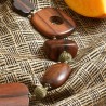 Schmuck-Set Diospyros, Nahaufnahme der Ebenholz- und Metallperlen in der Halskette vorn rechts