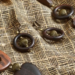 Schmuck-Set Diospyros, Nahaufnahme der Ohrringe aus Ebenholz-Ringen und Metallperlen Schmuck-Set Diospyros, Nahaufnahme der Ohrringe aus Ebenholz-Ringen und Metallperlen