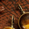 Ohrringe Tigeraugen, Nahaufnahme der Klappbrisuren