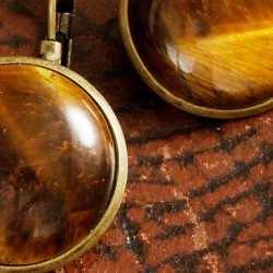Ohrringe Tigeraugen, Nahaufnahme der Tigeraugen-Cabochons Ohrringe Tigeraugen, Nahaufnahme der Tigeraugen-Cabochons