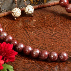 Schmuck-Set Sparkling, Detailansicht der Porzellanperlen in der Halskette links Schmuck-Set Sparkling, Detailansicht der Porzellanperlen in der Halskette links