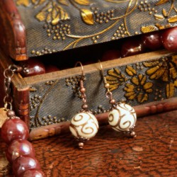 Schmuck-Set Sparkling, Nahaufnahme der Ohrringe aus Keramikperlen