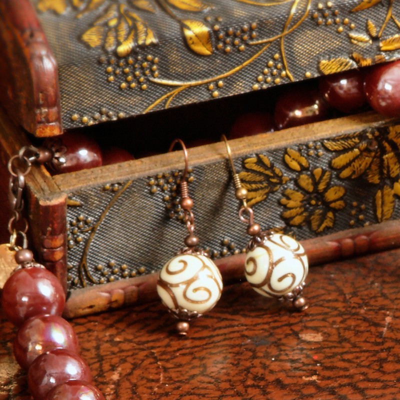 Schmuck-Set Sparkling, Nahaufnahme der Ohrringe aus Keramikperlen Schmuck-Set Sparkling, Nahaufnahme der Ohrringe aus Keramikperlen