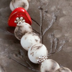 Halskette Akur, Nahaufnahme Raku- und Keramikperlen hinten links