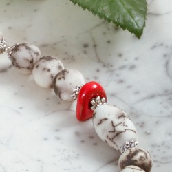 Halskette Akur, Nahaufnahme Raku- und Keramikperlen vorn rechts