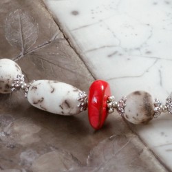 Halskette Akur, Nahaufnahme Raku- und Keramikperlen vorn links