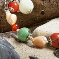 Armband Wald und Meer, Detailansicht links Perlmutt, Unakit, Carneol, Zitronenchrysopras