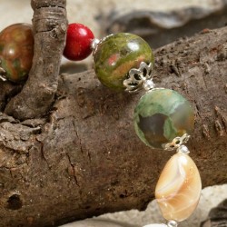 Armband Wald und Meer, Nahaufnahme Perlmutt, Koralle, Türkis, Unakit, Rhyolith